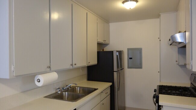 Kitchen - 12030 Rochester Ave