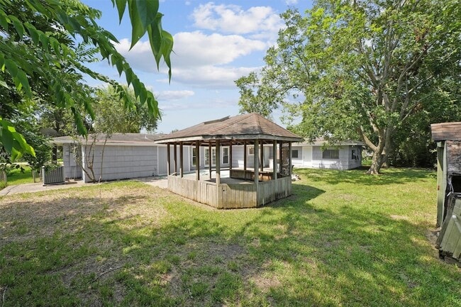 Building Photo - 606 Meadowlawn St