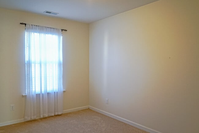 Building Photo - Townhome | Washer/ Dryer Included  |Fenced...