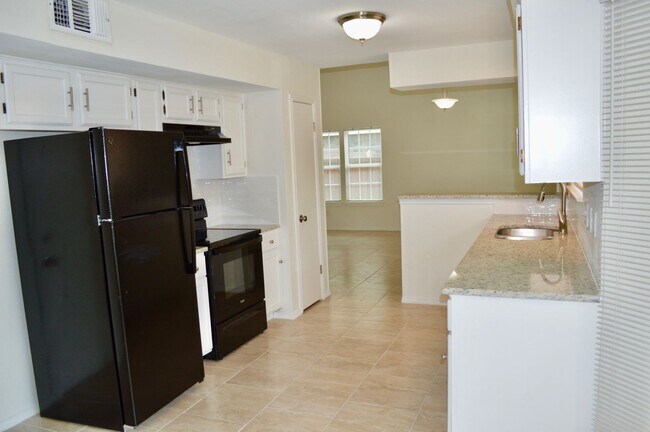 Building Photo - Freshly remodeled 3 bed 2 bath home!