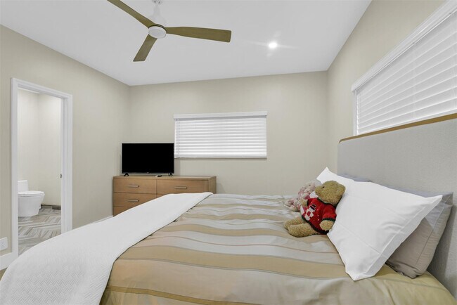 Building Photo - 319 S Riverside Dr