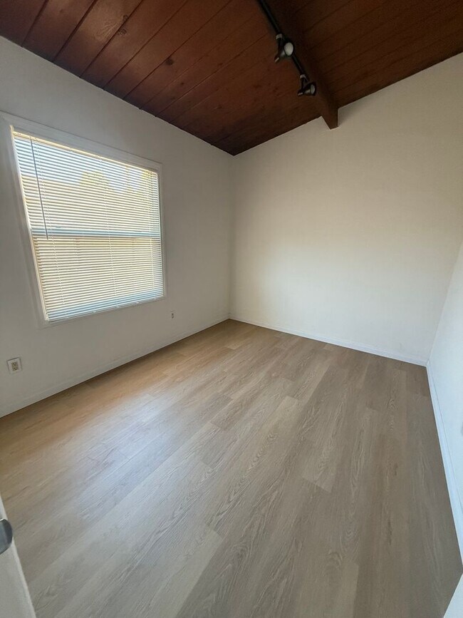 Building Photo - 4470