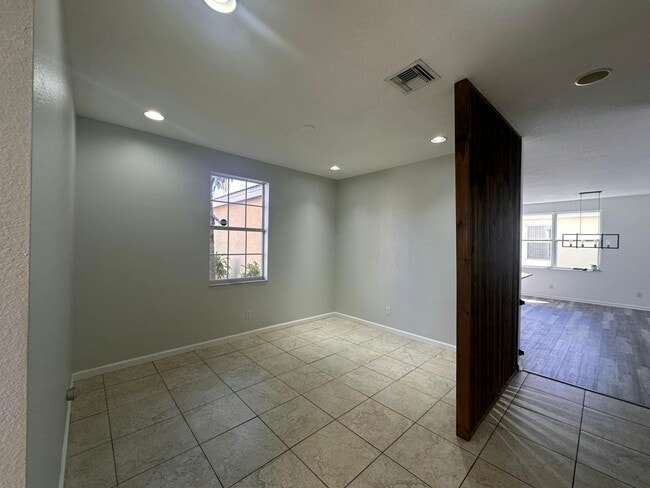 Building Photo - 1452 NW Leonardo Cir