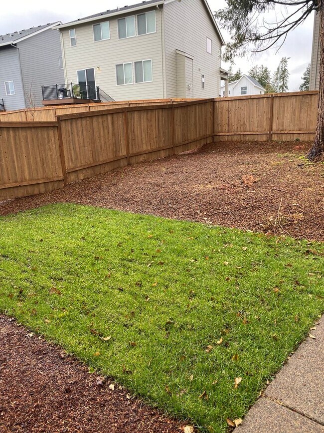 Building Photo - AVAILABLE NOW!!! 4BD/3BA - Pet friendly + Fenced Yard & Washer/Dryer Included - Great South Locat...