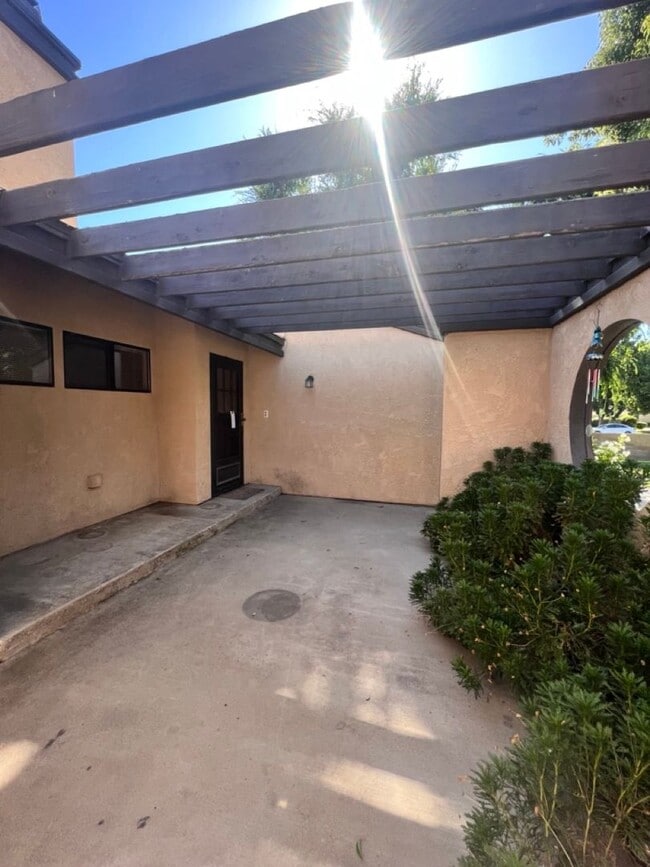 Building Photo - 2 Bed Condo w/Garage!