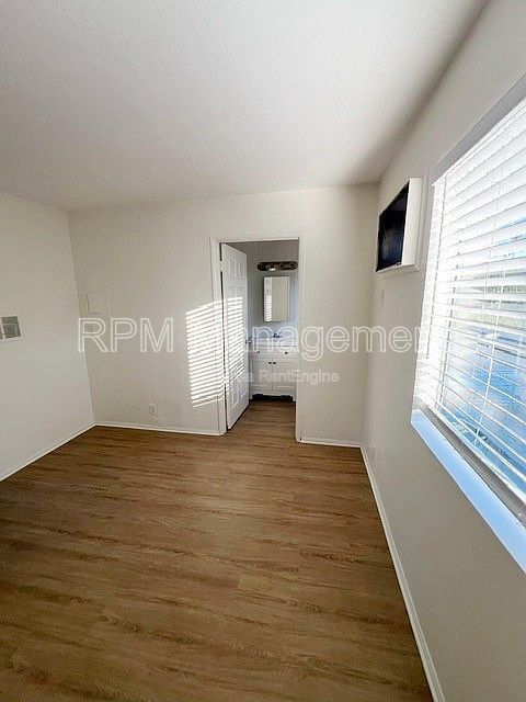 Building Photo - 6624 Sylmar Ave