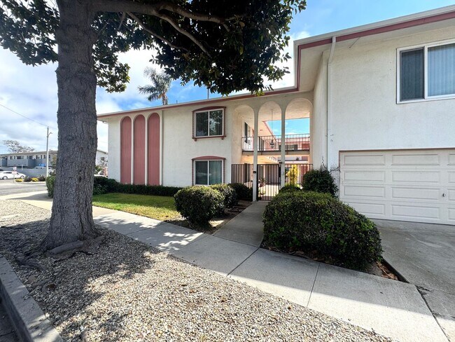 Building Photo - Upgraded Spacious and Bright Upstairs One Bedroom