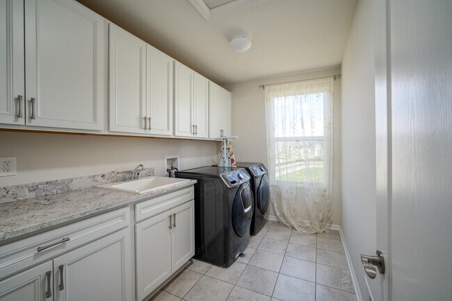 Building Photo - 2825 Dillon Dr