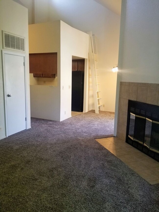 Building Photo - Two Bedroom Condo w/Loft  Sinsheimer Neigh...