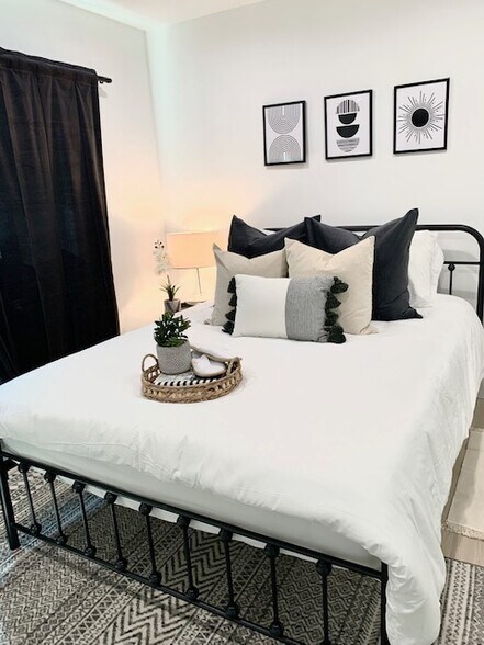 Building Photo - 5630 Vantage Ave