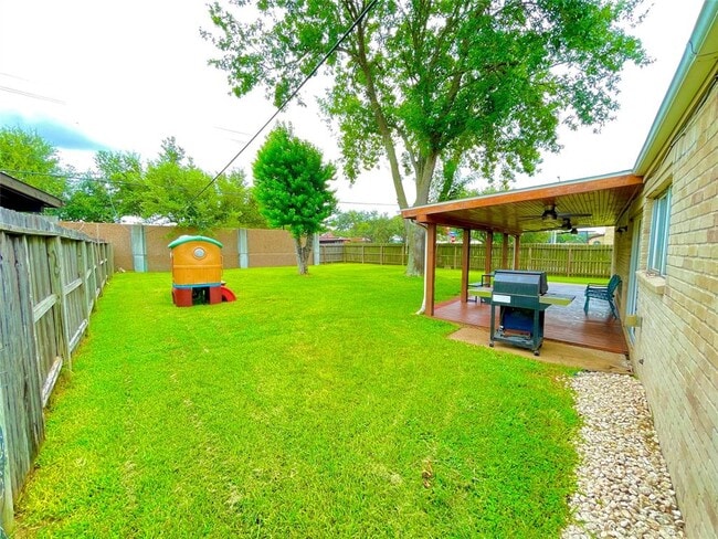 Building Photo - 1102 Beecroft Dr