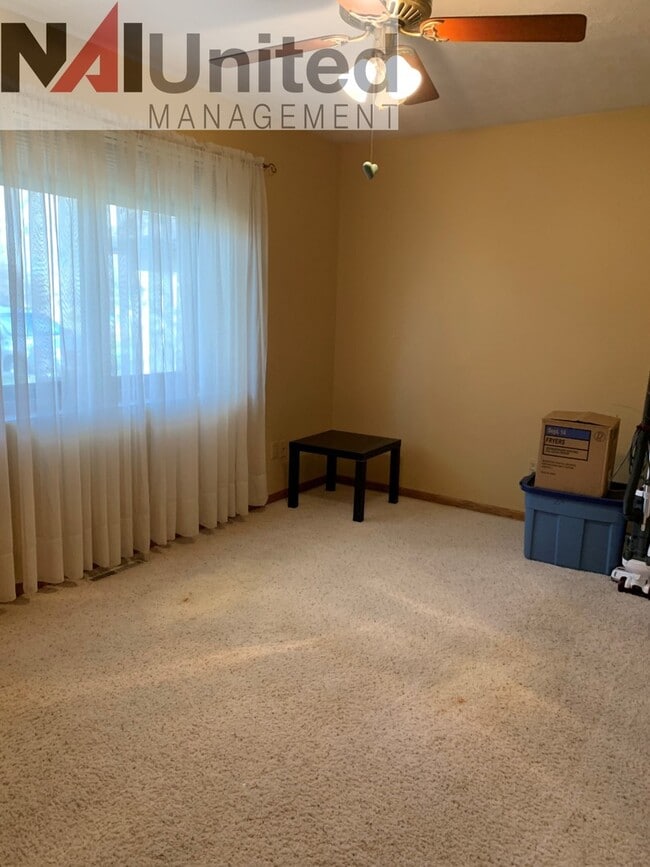Building Photo - House for Rent 3 BR, 2 bath house, main floor laundry, 2 fireplaces, attached garage, Dakota Dunes