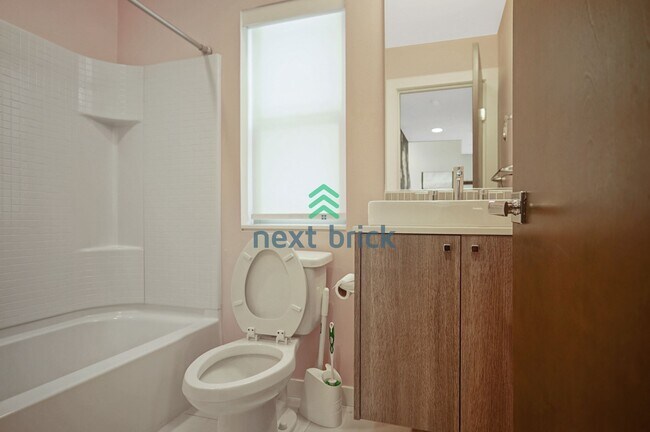 Building Photo - 3 BED & 3 BATH TOWNHOUSE FOR RENT