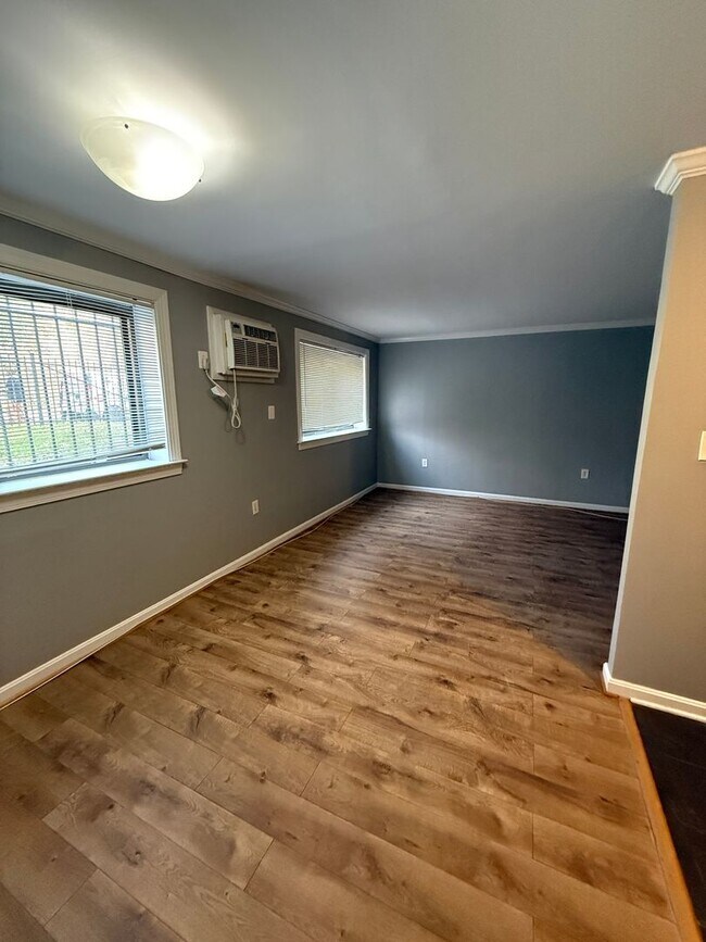 Building Photo - Cozy 1 Bedroom 1 Bathroom Condo- Conveniently Located at DC line