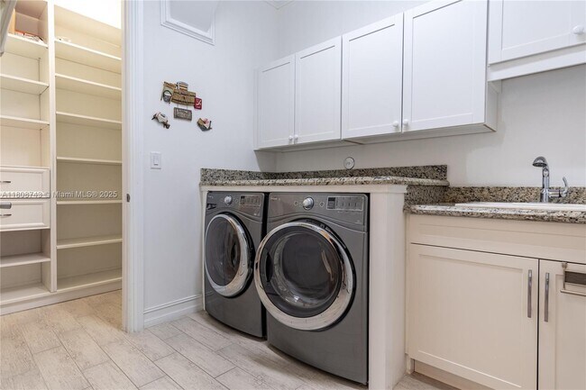 Building Photo - 8680 Watercrest Cir W