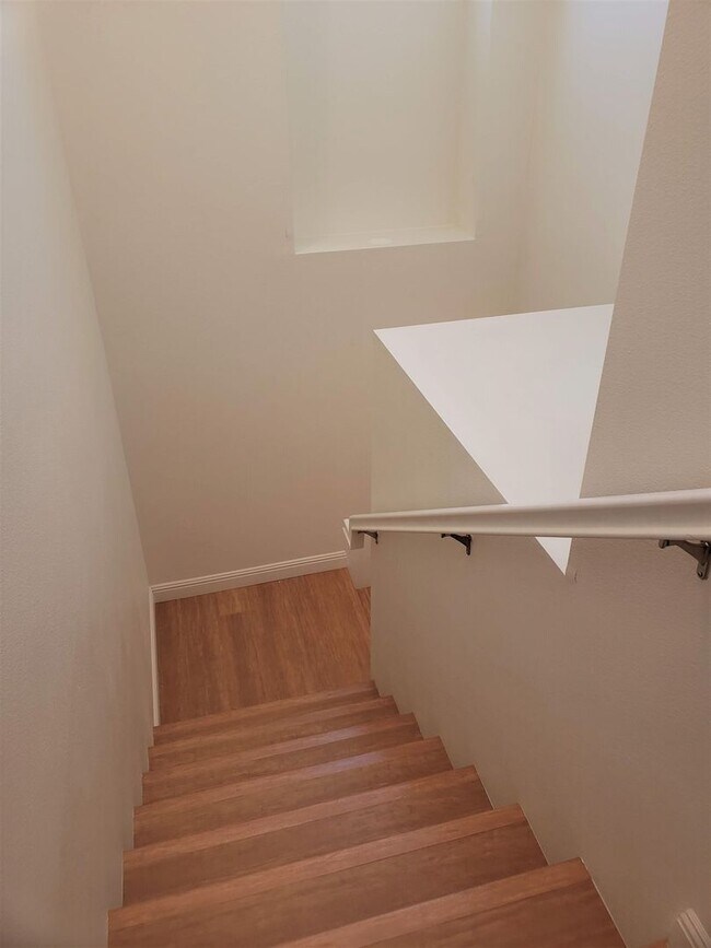 Building Photo - Otay Mesa: 2bd/3.5ba Playa Del Sol Multi Level Townhome