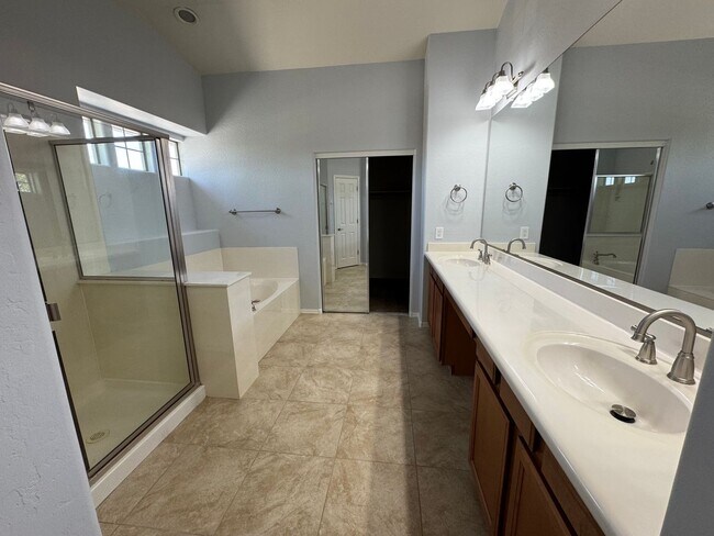 Building Photo - Updated 4 bedroom home in Casa Del Rey Com...