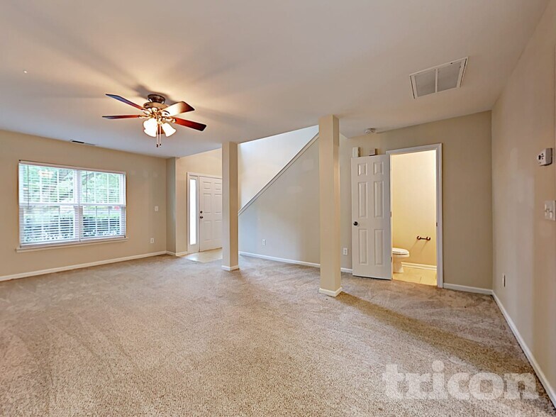 Building Photo - 5415 Kiev Dr