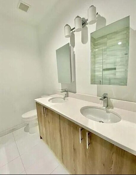Building Photo - 1060 Crystal Way