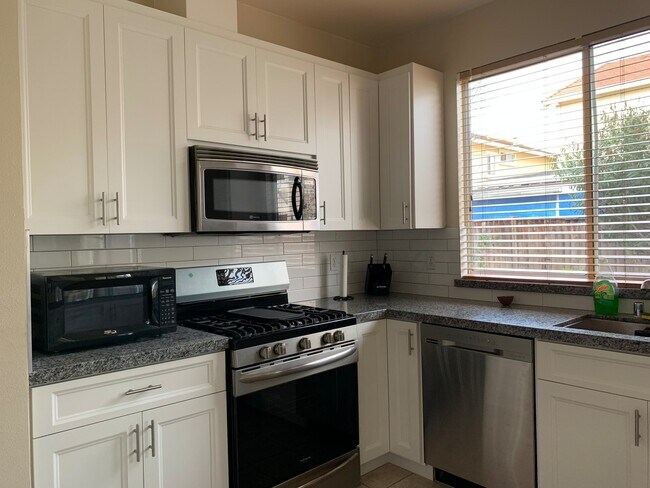 Building Photo - Newer Evergreen home faces neighborhood park - Great Evergreen schools