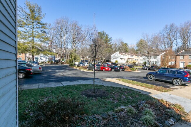 Building Photo - Bright and Spacious Townhome Living Near Reston