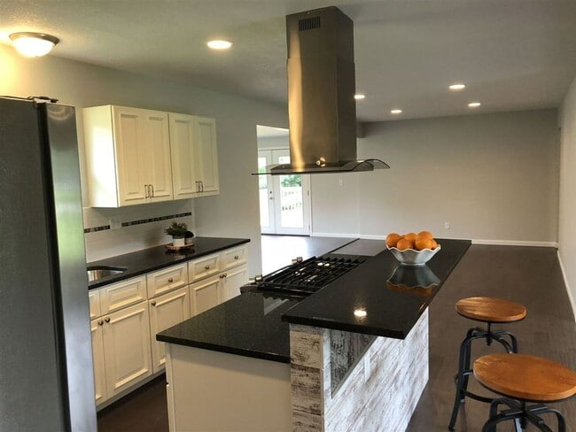 Building Photo - Beautiful home, rural setting but close to...