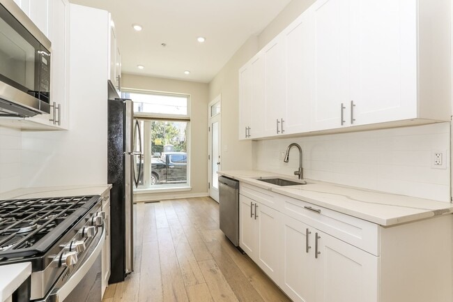 Building Photo - 2102 N Percy St