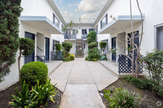 Courtyard - Lido Apartments - 3648 Westwood Blvd
