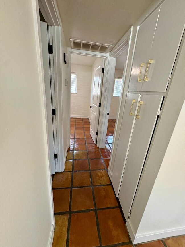 Building Photo - 817 S Melody Ln