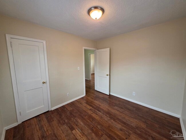 Building Photo - 203 SE Syrcle Dr