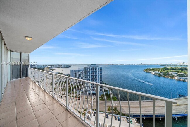 Building Photo - 7601 E Treasure Dr