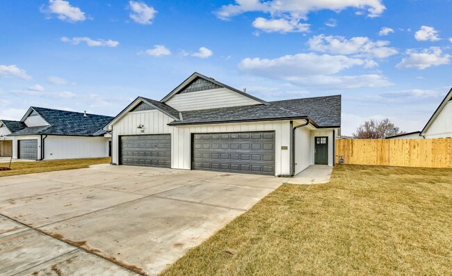 Building Photo - Don't Miss Out on this beautiful Duplex!