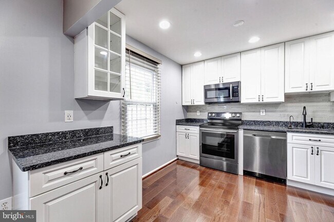 Building Photo - 18 Chantilly Ct