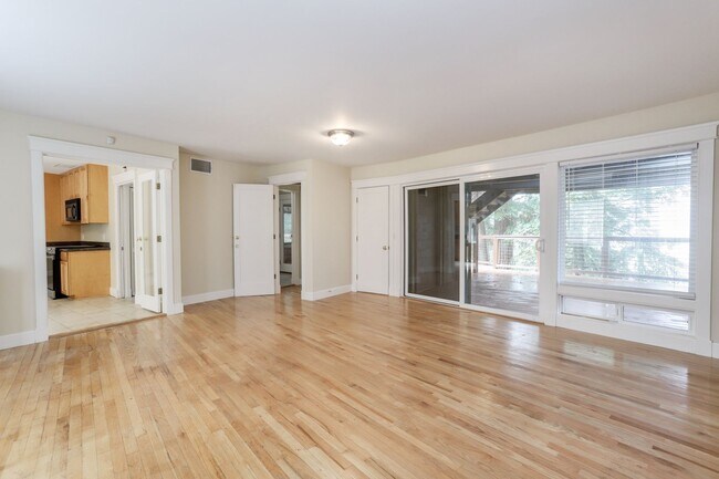 Building Photo - 3 Bed / 2 Bath Woodside home on large lot ...