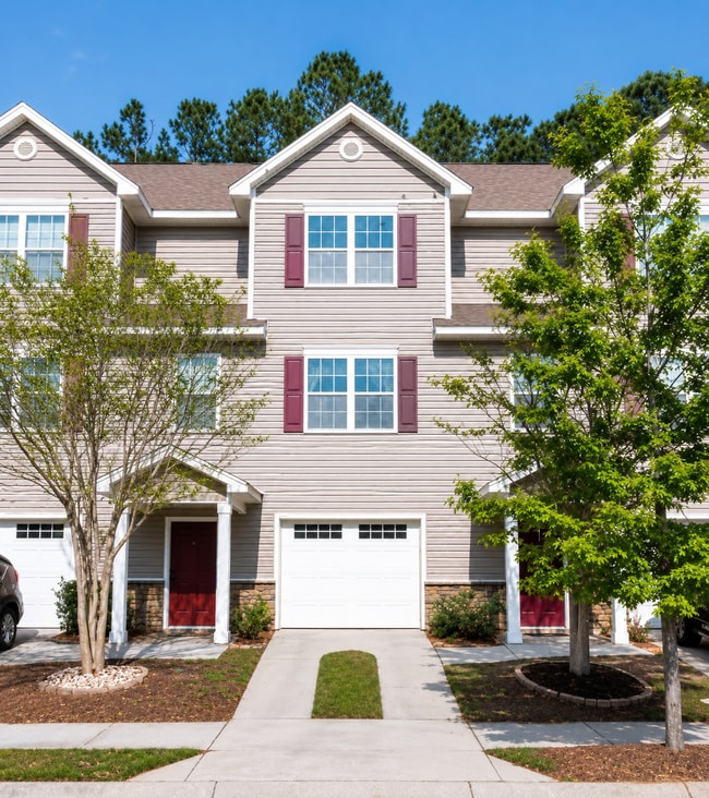 Building Photo - Beautiful Townhouse in West Ashley with Screened in Porch