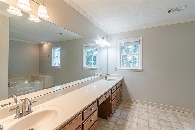 Building Photo - 736 Singley Dr