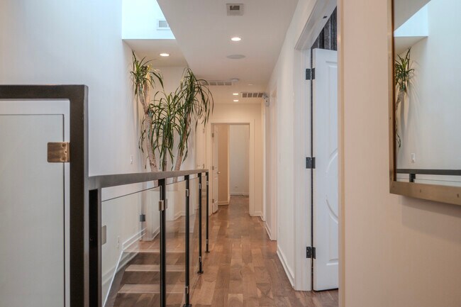 Building Photo - 22 E Elm St