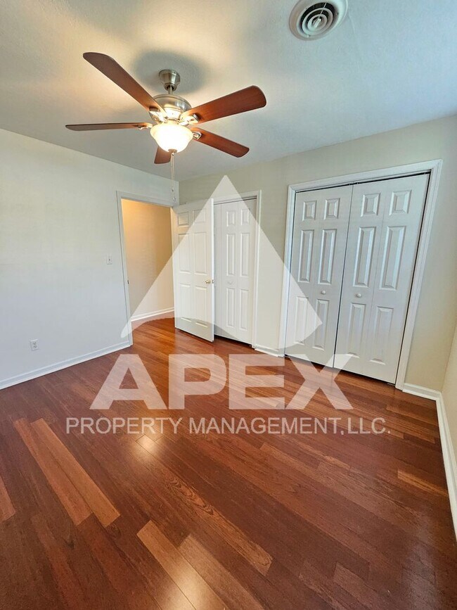 Building Photo - MOVE-IN SPECIAL, $1 RENT!! - Stunning 2 Bd-2 Ba Condo with 1-Car garage in North Knox! END UNIT!