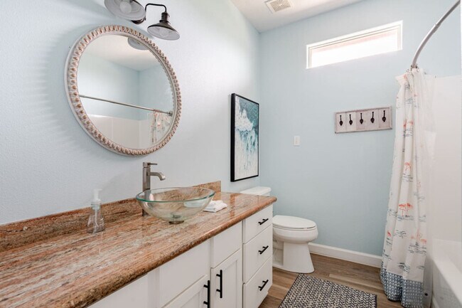 Building Photo - 994 Dolly St