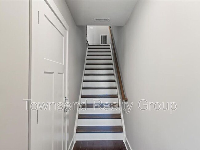 Building Photo - 2122 Bryant Park Dr