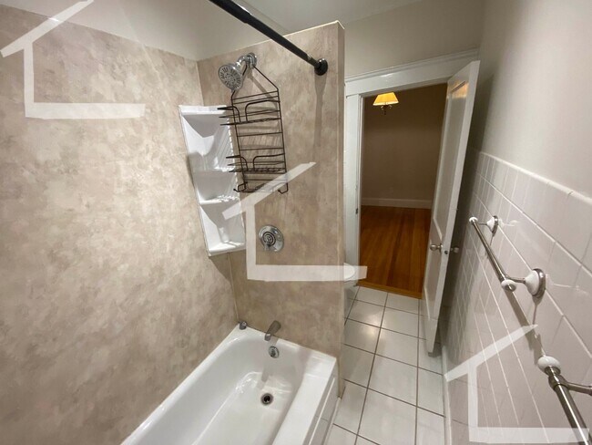 Building Photo - Beautiful Renovated apartment in Brighton