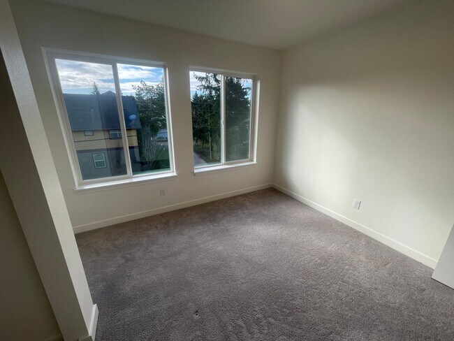 Building Photo - Spacious 2BD + Bonus Room Condo in Powellh...