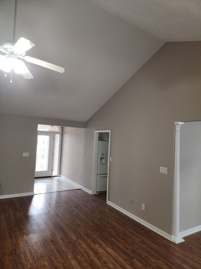 Building Photo - 886 Castlewood Dr