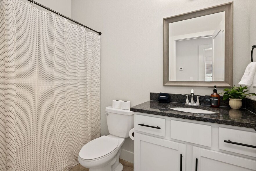 Building Photo - 913 NE Hts Ln