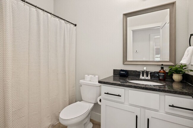 Building Photo - 913 NE Hts Ln