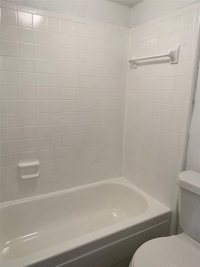 Building Photo - 3 bedroom / 2 bathroom - 1st floor condo