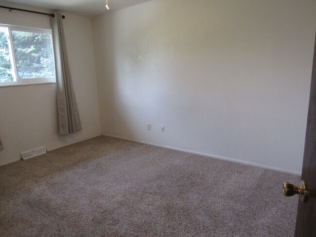 Building Photo - Spacious Bi Level home backing to open space
