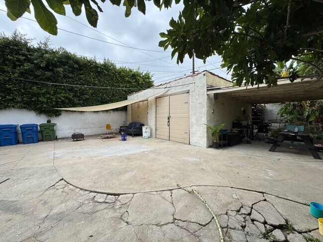 Building Photo - Large centrally located unit with shared yard