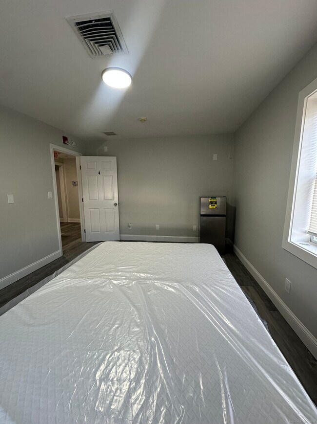 Building Photo - 1065 Central Ave