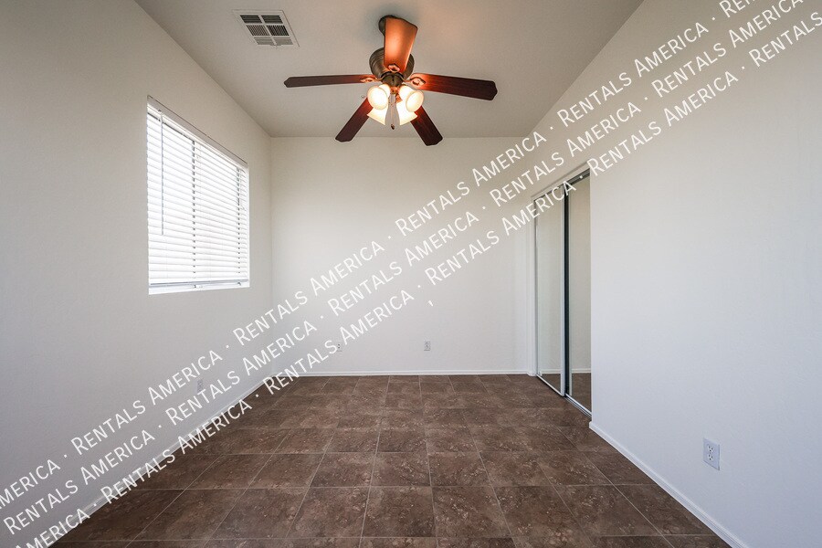Building Photo - 747 N Port Dr